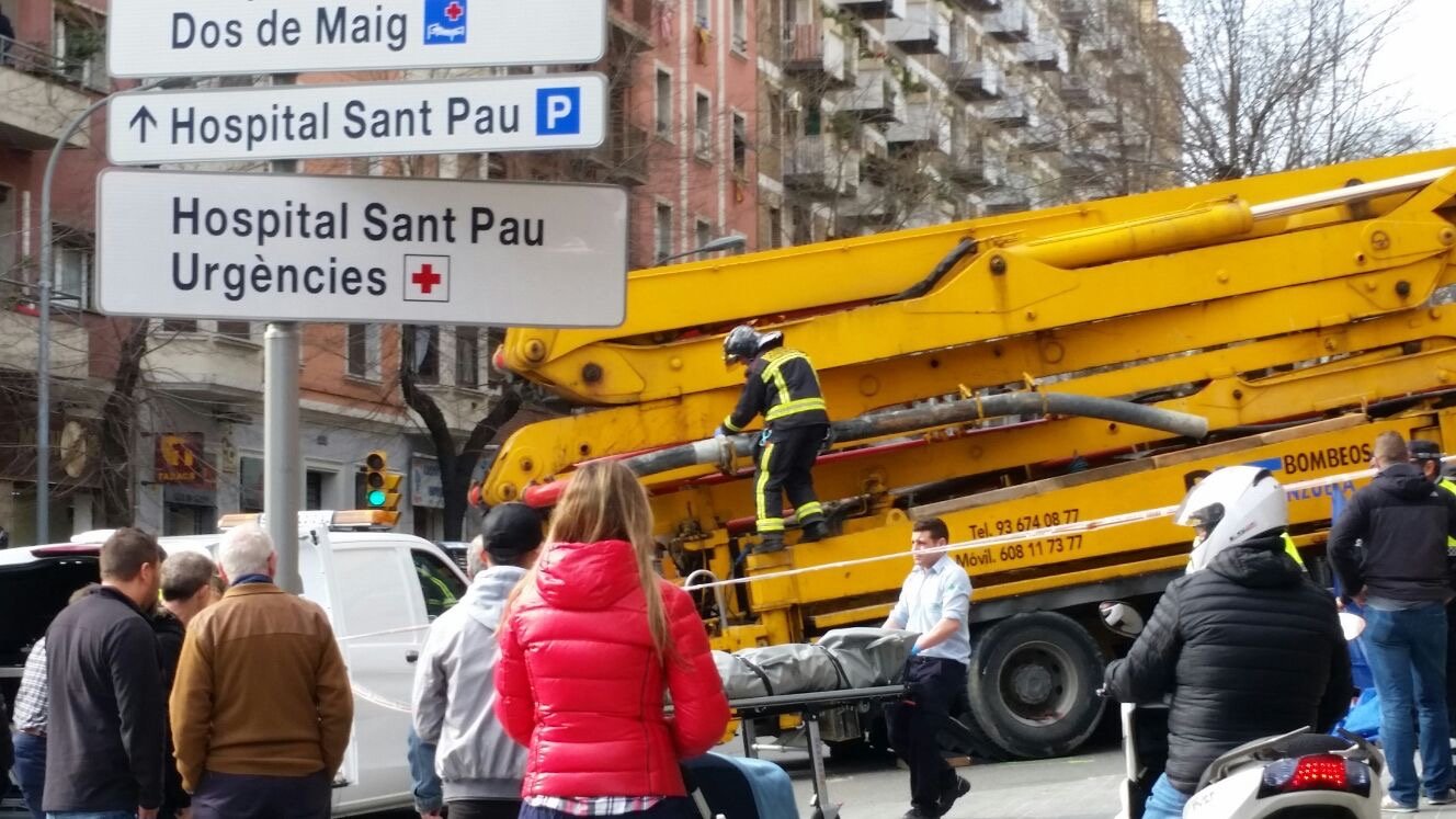 Muere Una Motorista En Un Choque Con Una Grúa En Barcelona